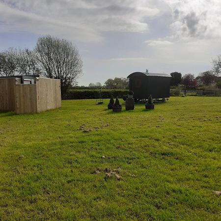 Glamping In Wiltshire In Our Luxury Shepherds Hut كيبنهام المظهر الخارجي الصورة