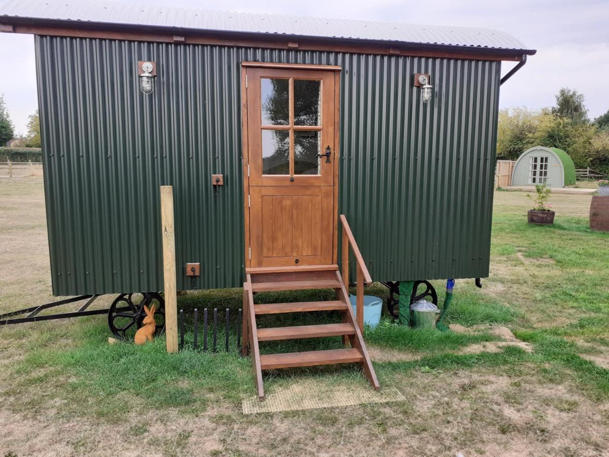 Glamping In Wiltshire In Our Luxury Shepherds Hut كيبنهام المظهر الخارجي الصورة