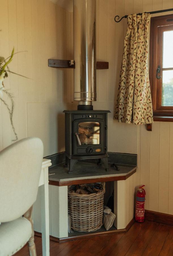 Glamping In Wiltshire In Our Luxury Shepherds Hut كيبنهام المظهر الخارجي الصورة
