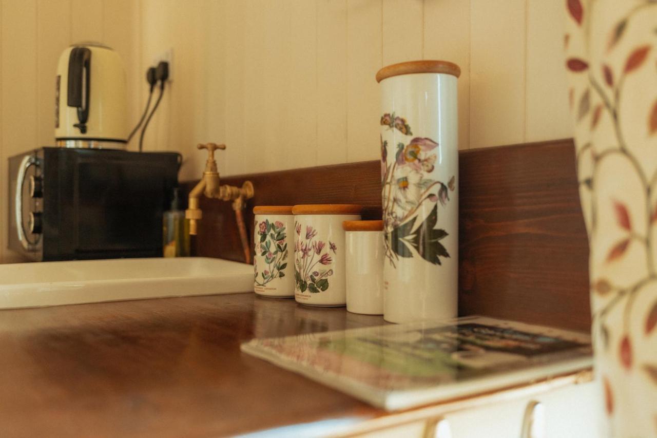 Glamping In Wiltshire In Our Luxury Shepherds Hut كيبنهام المظهر الخارجي الصورة